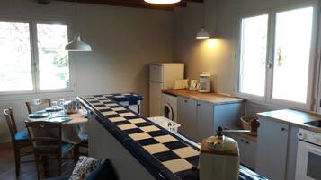 Køleskab, mikrobølgeovn, ovn, kogeplade