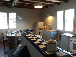 Réfrigérateur, micro-ondes, four, plaque de cuisson