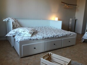 2 bedrooms, desk, iron/ironing board, free WiFi