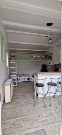 2 bedrooms, iron/ironing board, free WiFi, bed sheets. SUNNY HOME / STUDIO ALL EQUIPPED