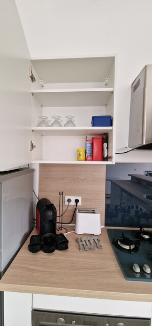 Een koelkast, een microgolfoven, een oven, een kookplaat