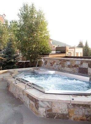 Bain à remous extérieur