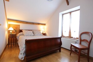1 slaapkamer, een strijkplank/strijkijzer, reisbedje