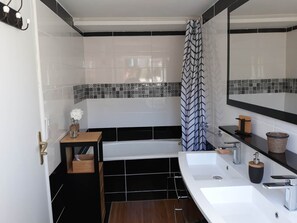 Een haardroger, zeep, toiletpapier