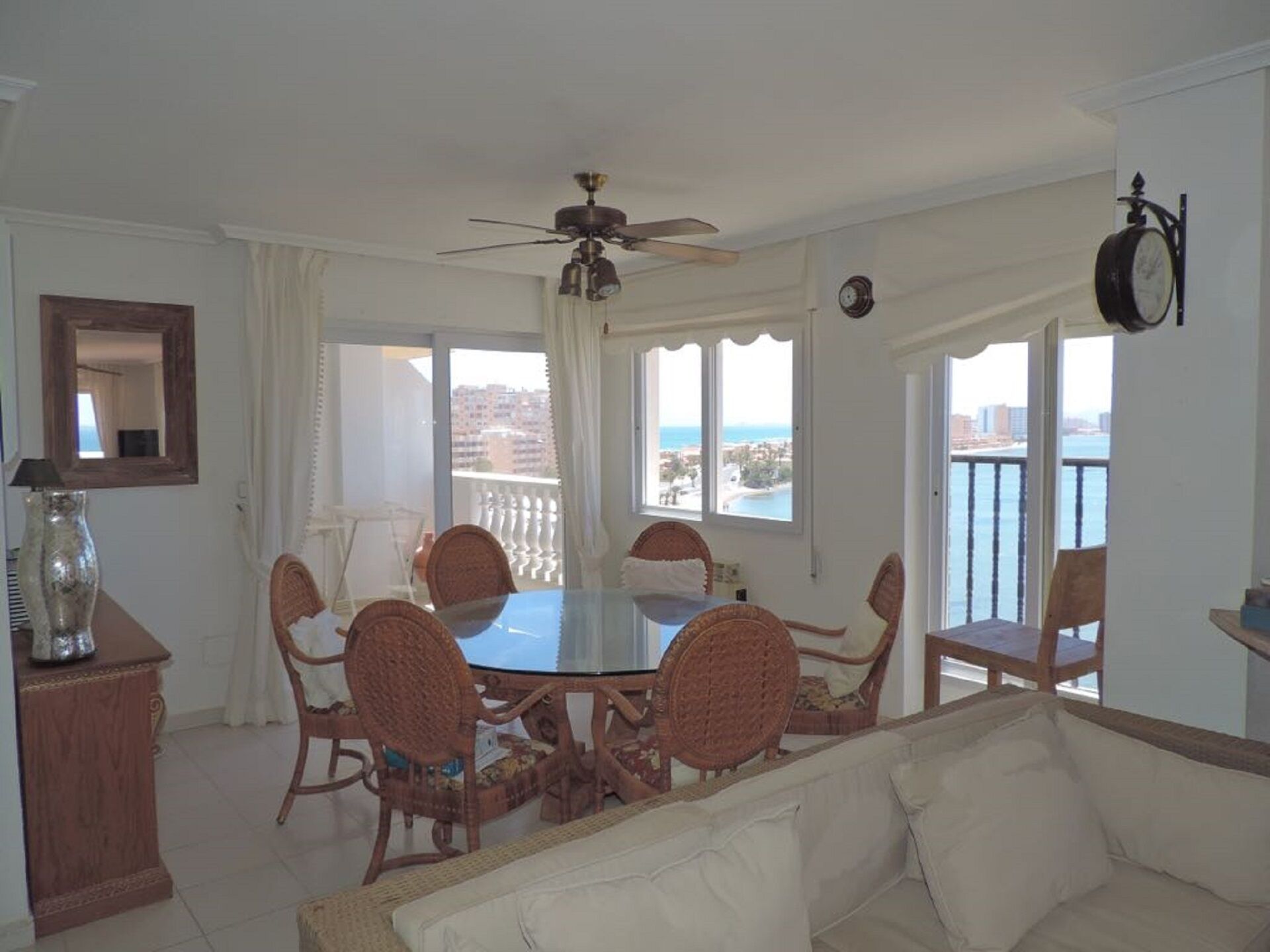 Televisie, een dvd-speler, boeken en een muziekbibliotheek