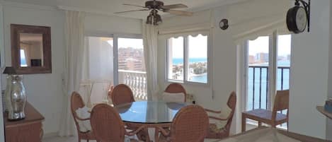 TV, lettore DVD, libri, biblioteca musicale