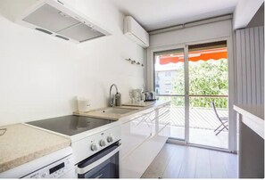 Fridge, microwave, oven, stovetop - Appartement 2 Pieces à Cannes (Cannes)