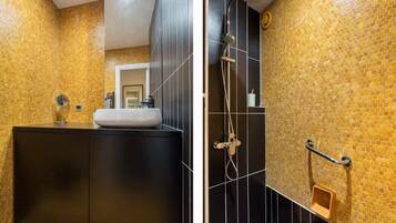 Dusche, kostenlose Toilettenartikel, Haartrockner, HandtĂŒcher