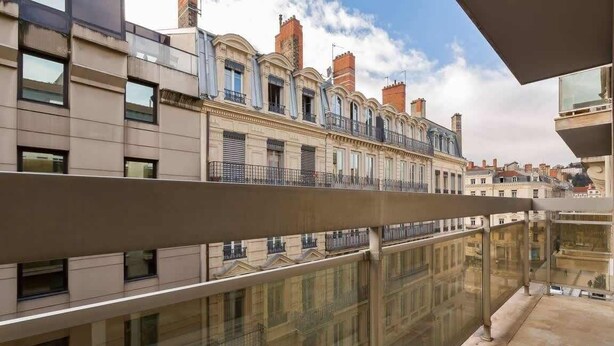 A modern building with a glass balcony overlooking a row of traditional buildings. - Stella - Furnished apartment - Downtown Lyon (Lyon)