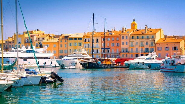 A marina with various boats docked, surrounded by colorful buildings. - MARINES DE GASSIN : 2-BEDROOMS APARTMENT WITH CABIN IN A RESIDENCE IN FRONT OF THE SEA WITH POOL (GASSIN)