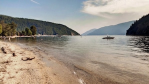 A calm lake with boats, a sandy beach, and forested hills in the background. - 3 Bedroom Sleeps 6, Hot Tub, Exec home, Workspace incl. desk,  (Swansea Point)