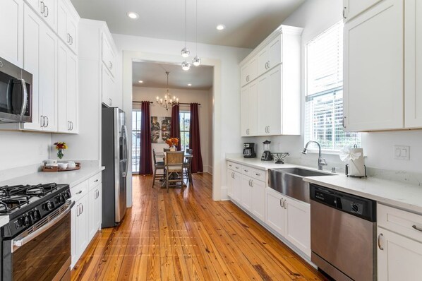 Fridge, microwave, stovetop, dishwasher