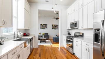 Fridge, microwave, stovetop, dishwasher