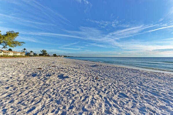Beach nearby, sun-loungers, beach towels