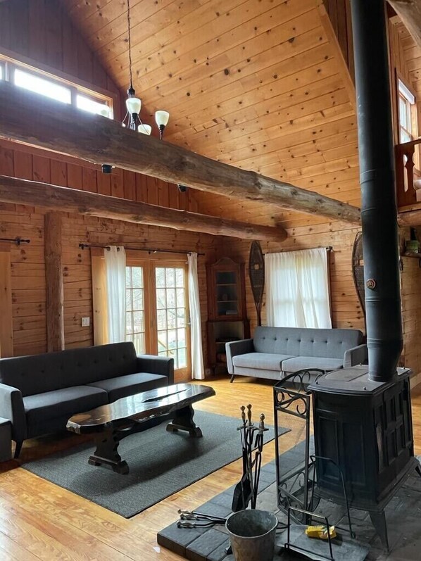 Smart TV, fireplace, DVD player, table football