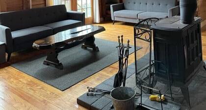 Waterfront Secluded Log-house w/Sauna, Games, More, Mins To Town & Activities