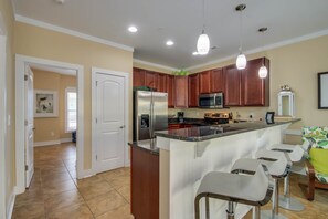 Fridge, microwave, oven, stovetop - Beautiful 4 bedroom 3.5 bath beach house-steps to the ocean Perfect for golfers! (Myrtle Beach)