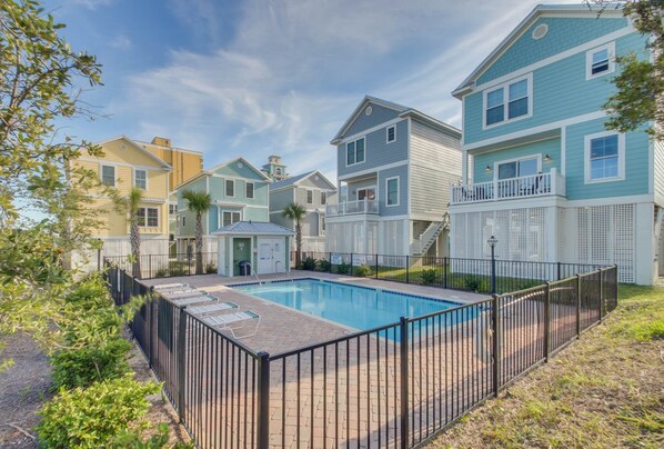 Outdoor pool - Beautiful 4 bedroom 3.5 bath beach house-steps to the ocean Perfect for golfers! (Myrtle Beach)
