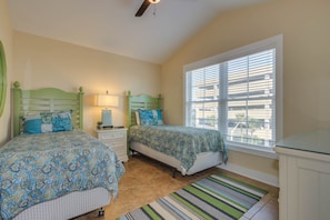 4 bedrooms, iron/ironing board, travel cot, free WiFi - Beautiful 4 bedroom 3.5 bath beach house-steps to the ocean Perfect for golfers! (Myrtle Beach)