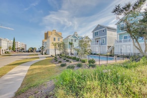 Exterior - Beautiful 4 bedroom 3.5 bath beach house-steps to the ocean Perfect for golfers! (Myrtle Beach)