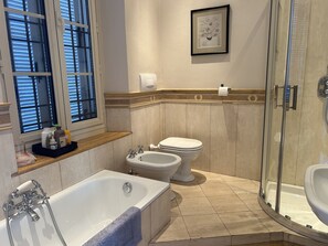 Sèche-cheveux, bidet, serviettes fournies, savon