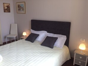 2 habitaciones, tabla de planchar con plancha, wifi y ropa de cama 