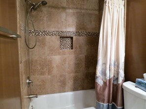 Ensemble douche/baignoire, sèche-cheveux, serviettes fournies, savon