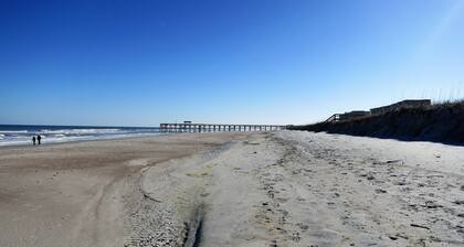 Oceanfront Condo recently renovated with 2 KING Beds, Pool & Wifi