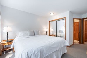 2 bedrooms, Internet, bed sheets - Top location | Pool & hot tub | BBQ | AC | Parking (Whistler)