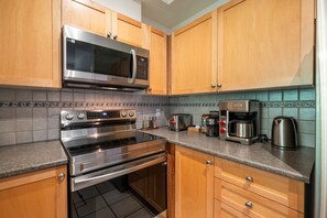 Een koelkast, een microgolfoven, een oven, een kookplaat