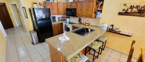 Køleskab, mikrobølgeovn, ovn, kogeplade