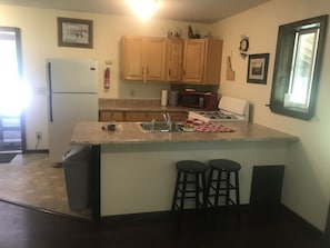 Een koelkast, een microgolfoven, een oven, een kookplaat