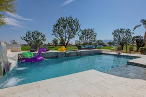 حمّام سباحة مُدفَّأ