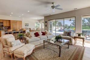 Smart TV, fireplace