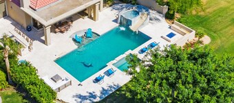 4 soveværelser med stor privat (opvarmet) pool, rutsjebane, vandfald, spa, bar, grill !!