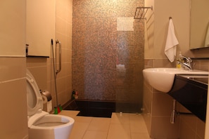 Een douche, een haardroger, een bidet, handdoeken