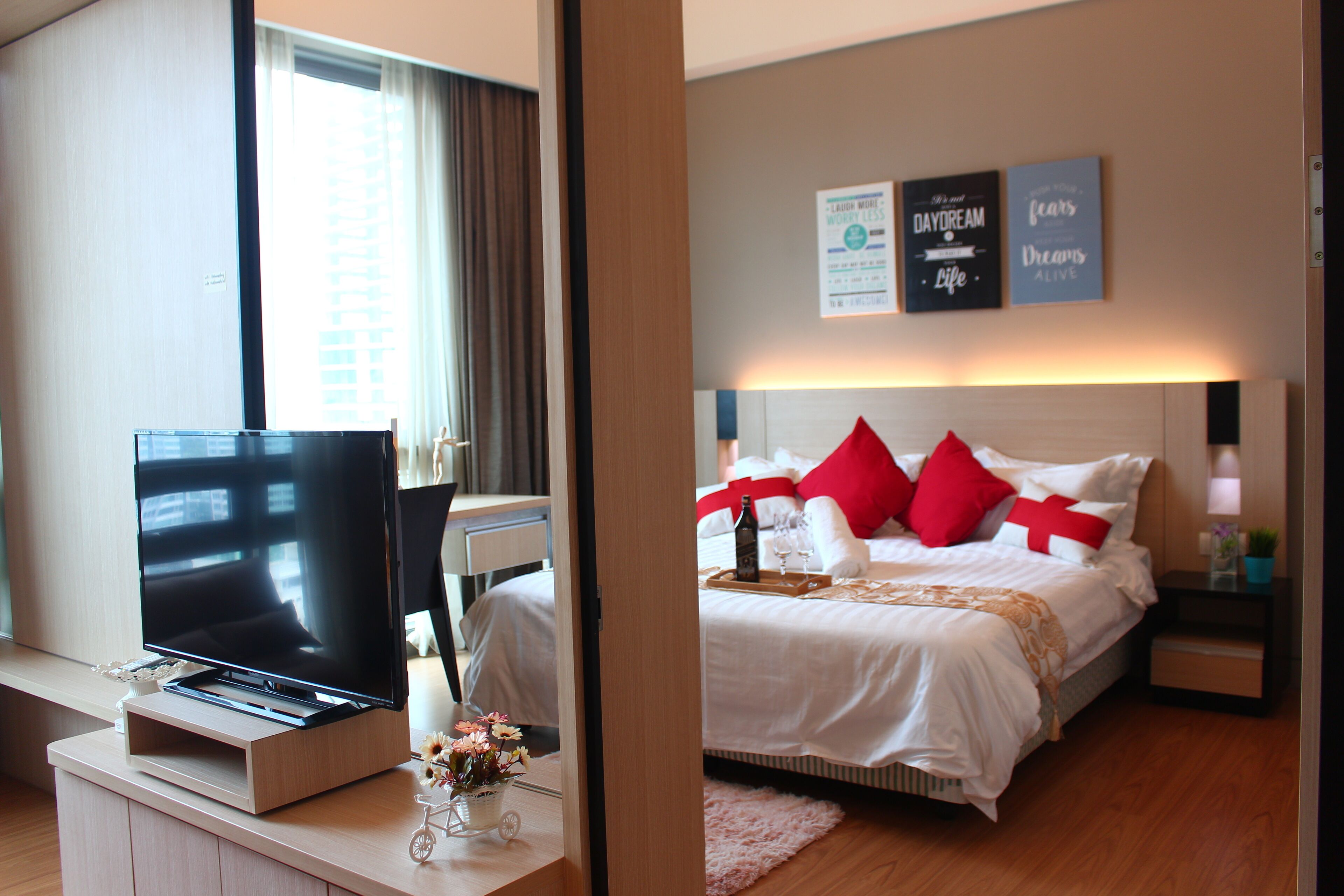 Planxa i posts de planxar, Internet i roba de llit 