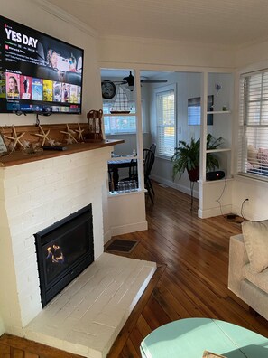 Smart TV, fireplace, stereo - Footsteps from Broad Cove 5 min walk to Onset Village (Wareham)