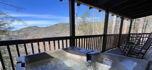 Great Cabin With a View Close to Dollywood, Great Cabin with a view hot tub