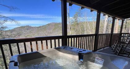 Great Cabin With a View Close to Dollywood, Great Cabin with a view hot tub