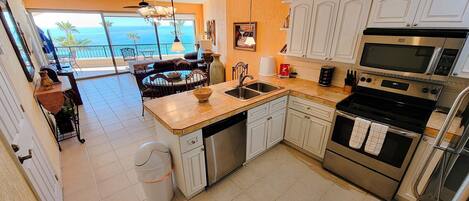 Een koelkast, een microgolfoven, een oven, een kookplaat