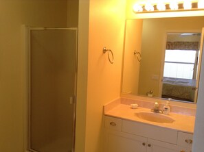 Combined shower/tub, towels