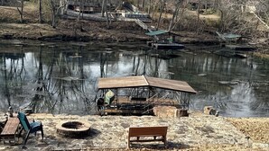A riverside park with a wooden dock, stone seating, and a small pavilion. - Trumpeter Lodge located on the banks of Little Red River, Heber Springs,Arkansas (Heber Springs)