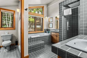 Combined shower/tub, jetted tub, hair dryer, towels - RMR: Elkhorn Lodge Home in Teton Village (Teton Village)