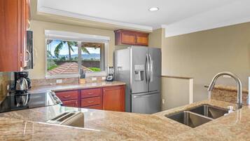 Refrigerador, microondas, horno y parrilla de estufa