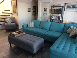 Fernseher, Kamin, DVD-Player, Bücher