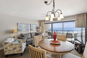 TV - 208- 1 Bedroom Condo on the BEACH!  Includes Seasonal Beach Chairs & Umbrella (Destin)