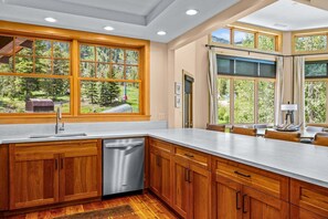 Fridge, microwave, oven, stovetop - RMR: Cody House B Condo in Teton Village (Teton Village)