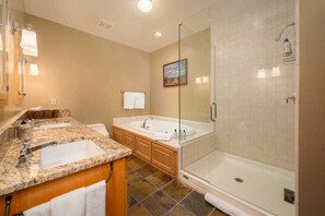 Combined shower/tub, jetted tub, hair dryer, towels
