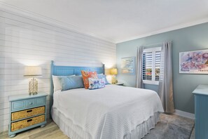 1 bedroom, iron/ironing board, WiFi, bed sheets - Your BEACH FRONT vacation paradise is here, 308. Family friendly. (Destin)